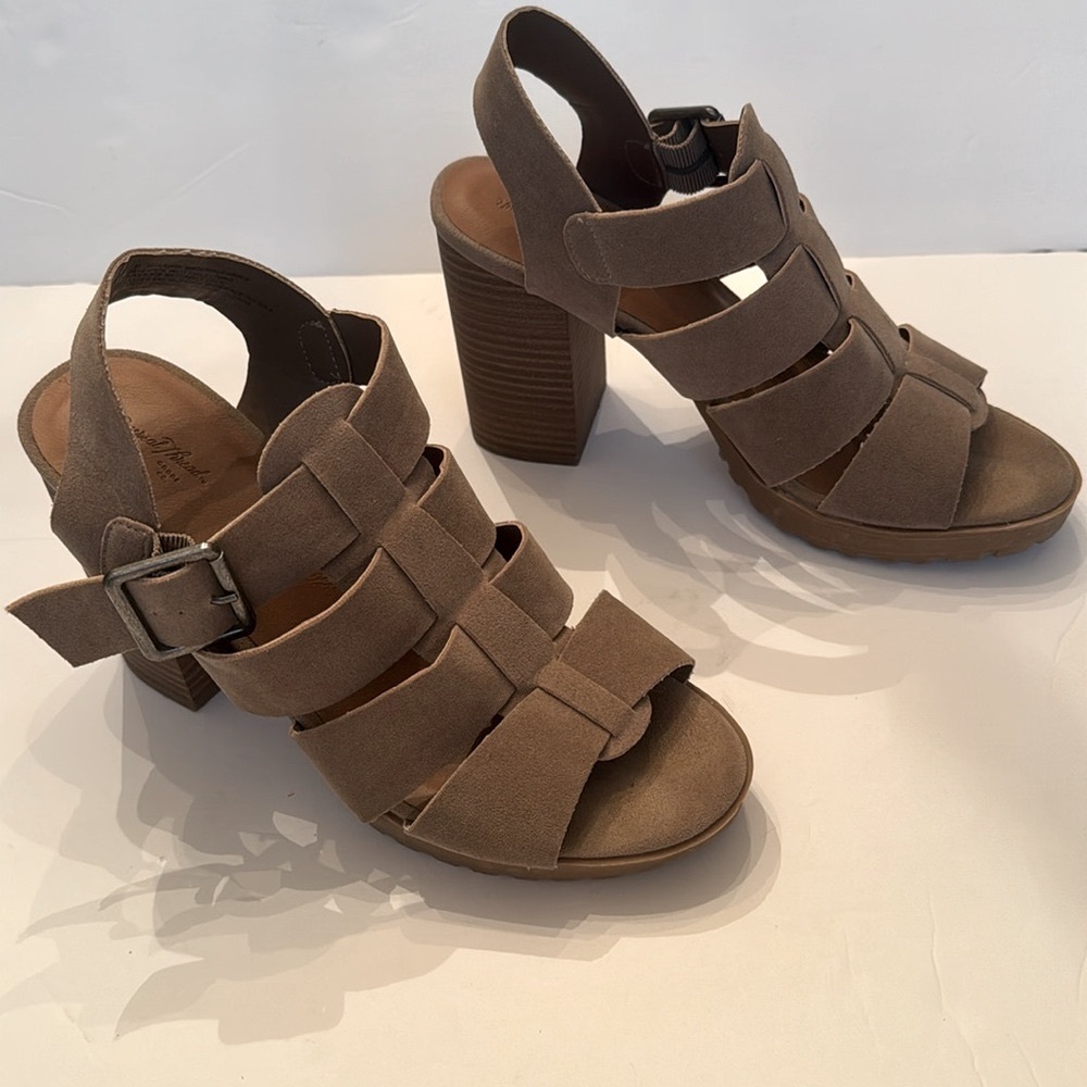 UNIVERSAL THREAD Anastasia Taupe Ankle Strap Buckle Chunky Wooden Heel Women 9 - Picture 2 of 7